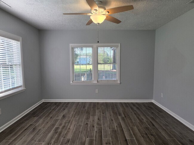 Building Photo - Country Living with Beautiful Oak Trees on Acreage!