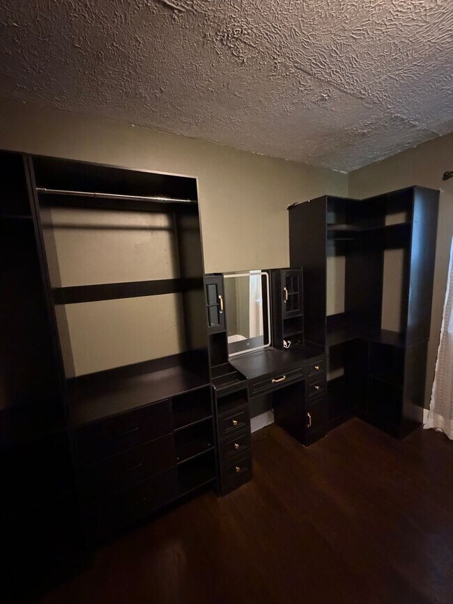 Building Photo - Secluded & Charming 3BR/1BA in Lansing — Section 8 Approved