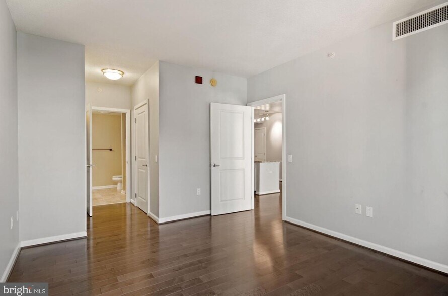 Building Photo - 440 L St NW