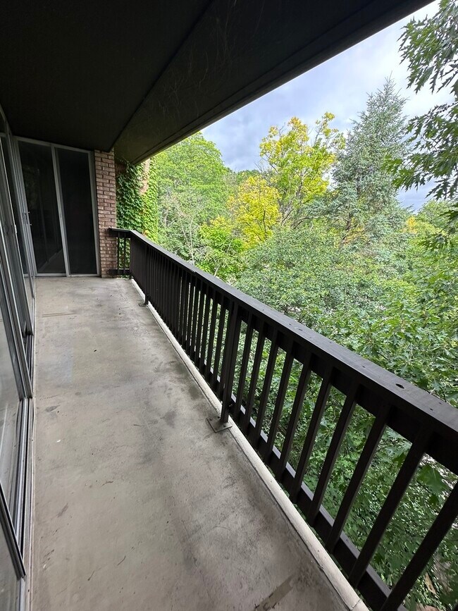 Building Photo - 5700 Hillcrest Ln
