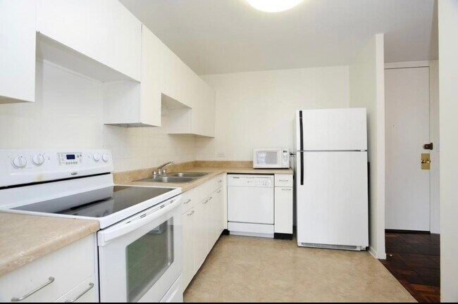 Building Photo - 1660 N La Salle Dr