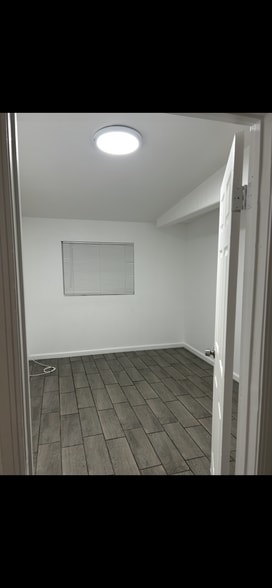 Room 2 - 10962 Sampson Ave