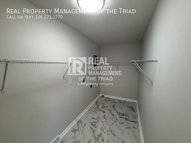 Building Photo - 2206 Dulaire Rd