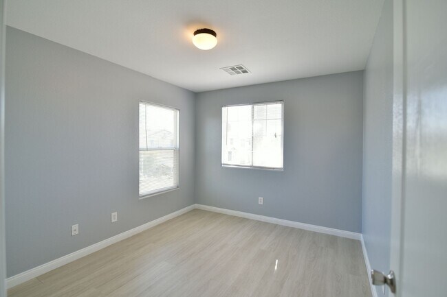 Building Photo - Spacious 4Bed/2Bath/2Car Home located in North Las Vegas w/ Pool!