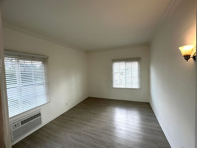 Building Photo - Vintage Style 1+1 - New Kitchen Appliances, Plank Floors, Balcony, pet friendly
