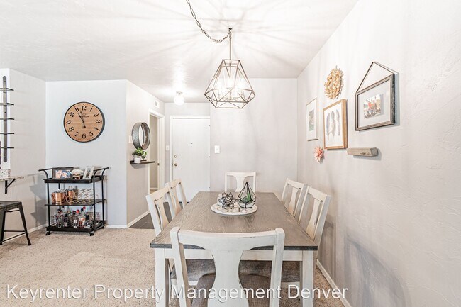 Building Photo - 2 br, 1 bath House - 700 N Washington St #207