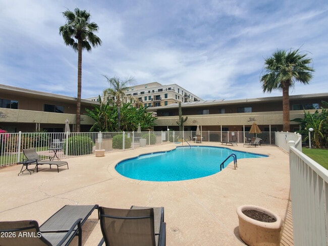 Building Photo - 6824 E 2nd St