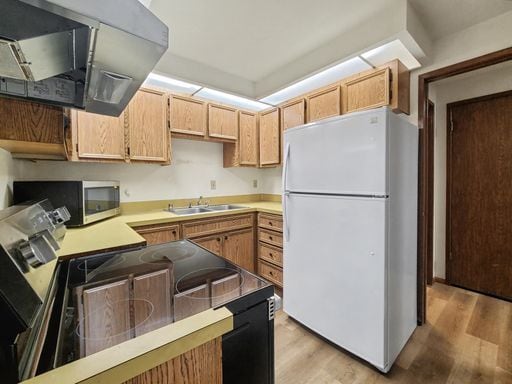 Building Photo - AVAILABLE NOW! Limited Offer: Half Off One Month Rent | Updated Kingsgate Home with Fireplace & F...