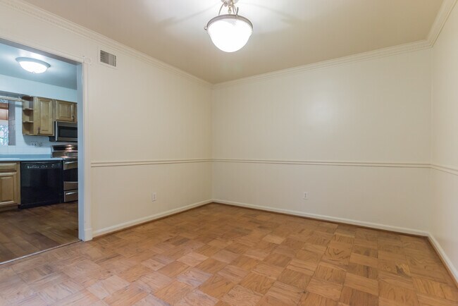 Building Photo - 9702 Bellevue Dr