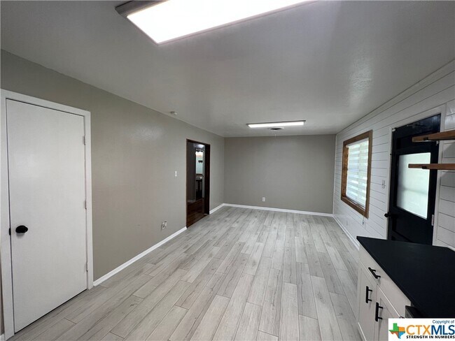 Building Photo - 208 Easy St
