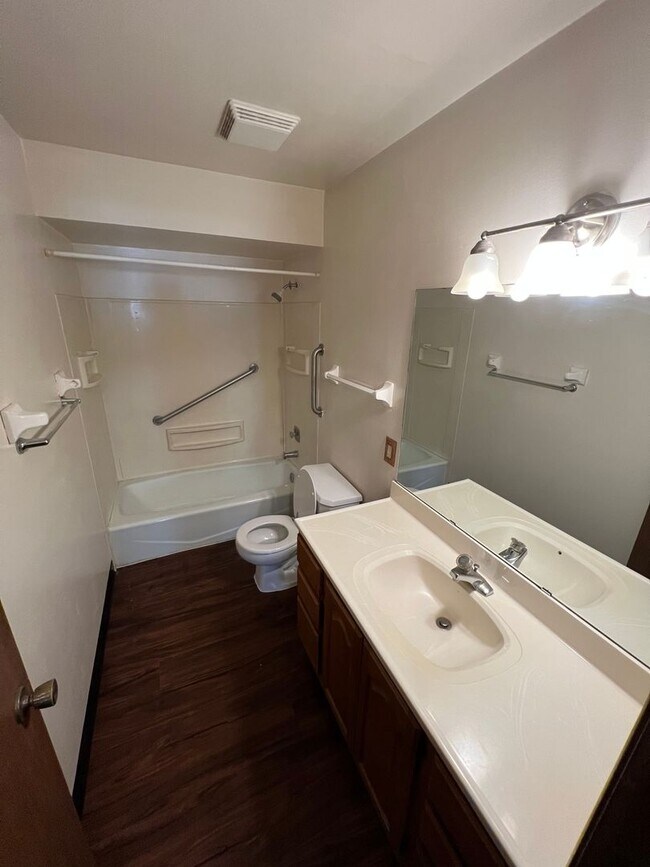 Building Photo - Trafalger Place Duplex