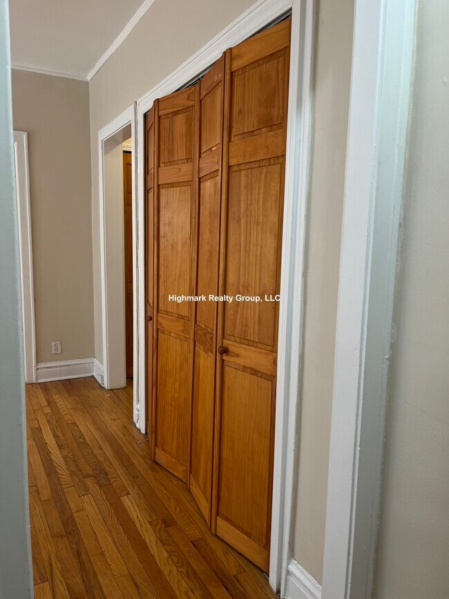 Building Photo - 910 Reba Pl