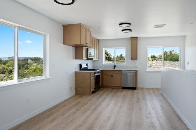 Building Photo - AVAILABLE FOR 2026-2027 SCHOOL YEAR...14 B...