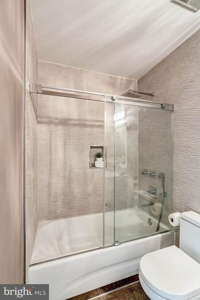 Building Photo - Sun-Drenched 2BR/2.5 BA Townhouse Condo in Gated Sutton Place
