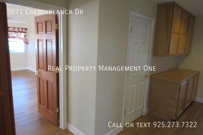 Building Photo - 3071 Crestablanca Dr