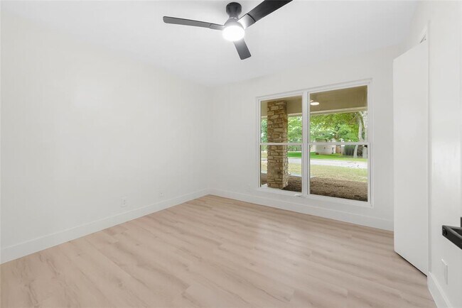 Building Photo - 1403 Creekview Dr