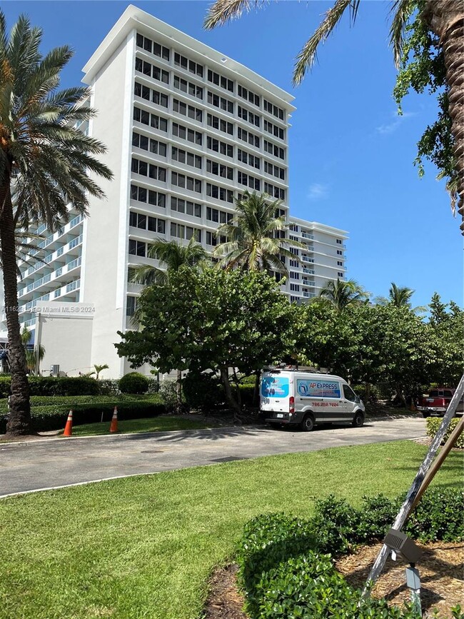 Primary Photo - 19201 Collins Ave