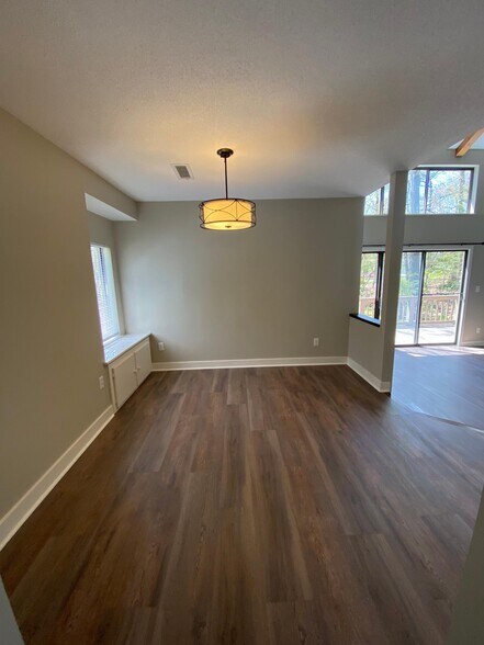 Building Photo - 40 Farmington Chase Cres