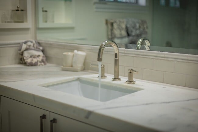 Building Photo - East End Hideaway