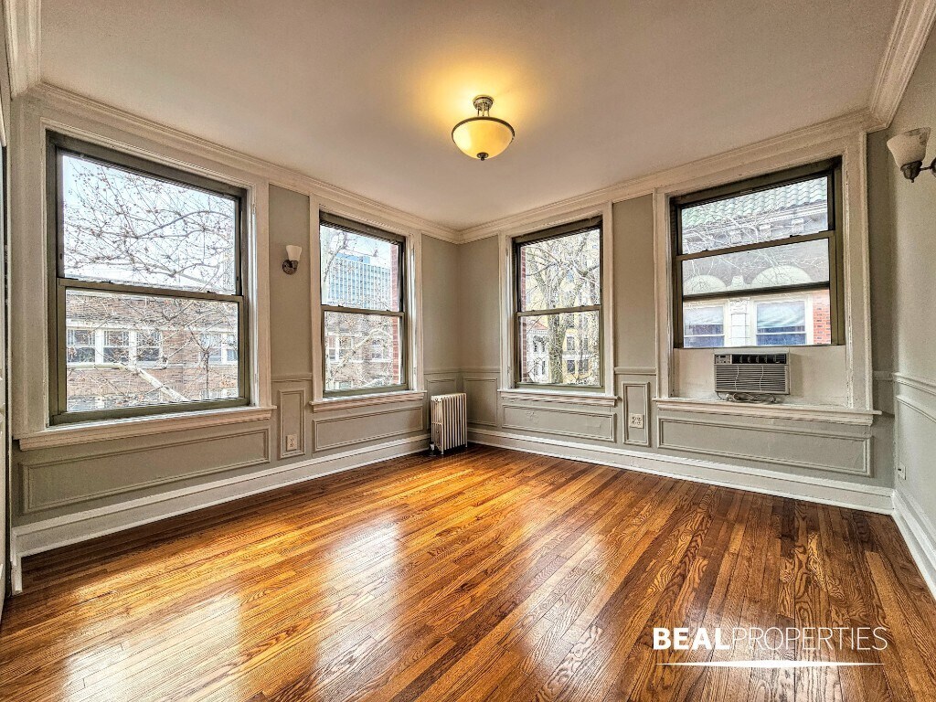 Building Photo - 548 W Surf St