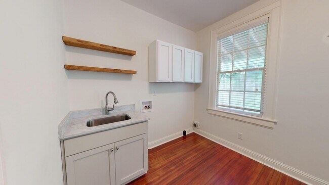 Building Photo - 345 Cloverdale Rd