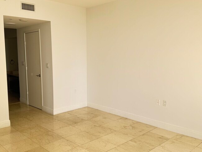 Building Photo - 16275 Collins Ave