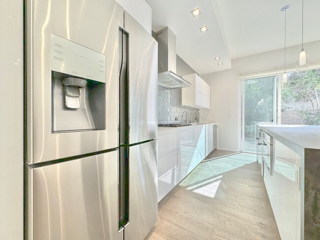 Building Photo - Beautiful Zen inspired modern 3 Bed + 3 Bath House + Garage + Private Yard