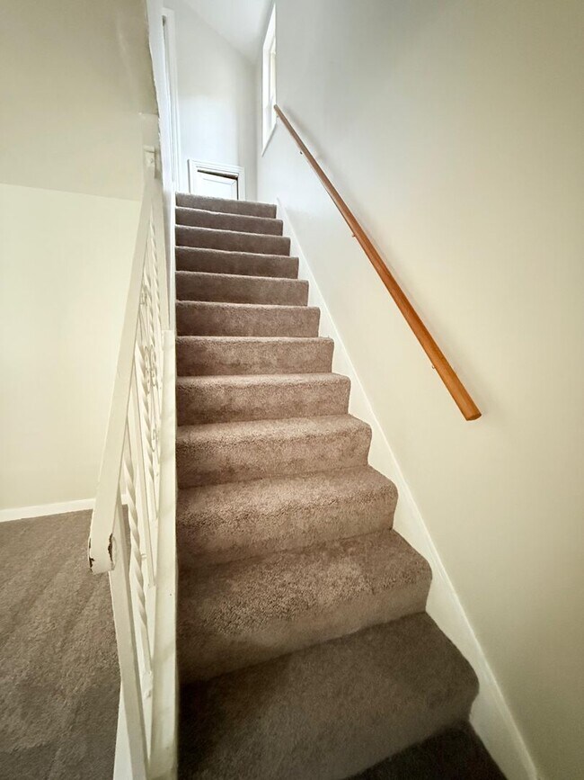 Building Photo - Freshly Painted 3BD/1.5BA Single Family Ho...