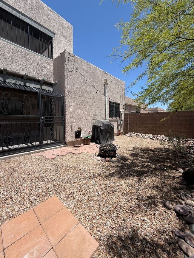 Building Photo - 2825 N Adelaide Pl