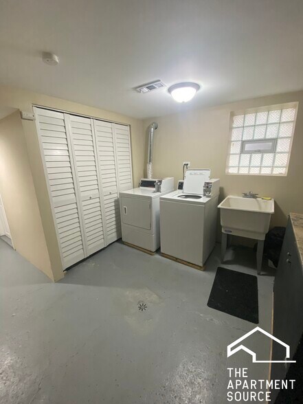 Building Photo - 2118 N Avers Ave