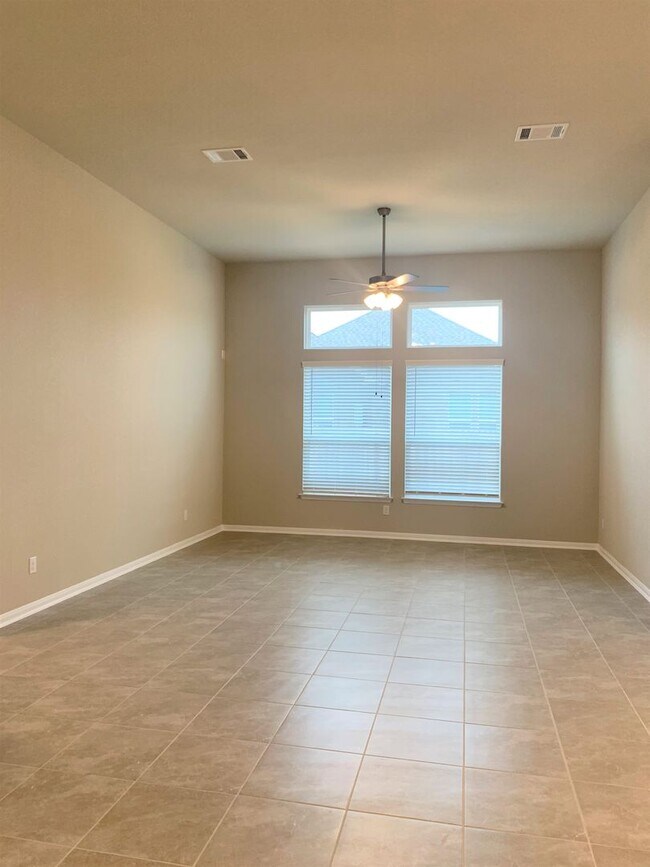 Building Photo - 4-Bedroom Home in Oak Creek - Highly Sough...