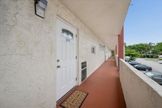 Building Photo - 800 S Hollybrook Dr