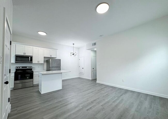 Building Photo - 328 Clearwater St