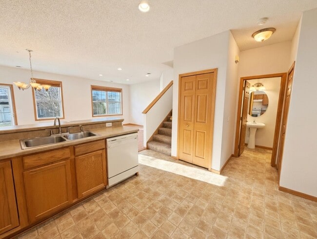 Building Photo - Rare 2bed + Loft Townhome in Maple Grove