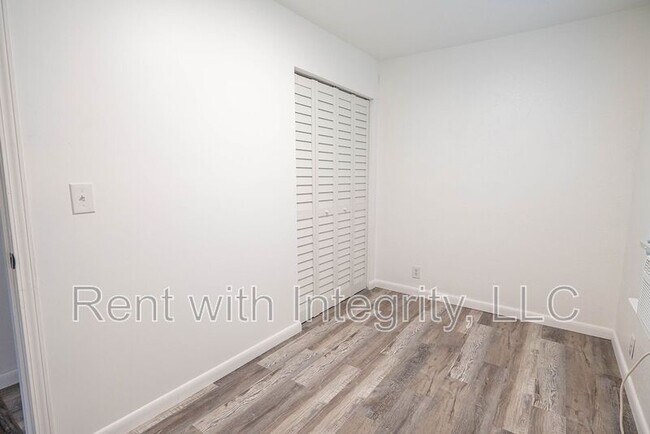 Building Photo - 1118 Louise Dr