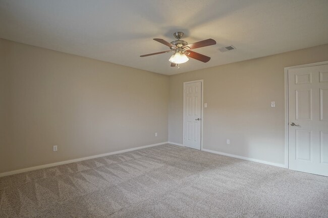 Building Photo - 2108 Lakeway Dr