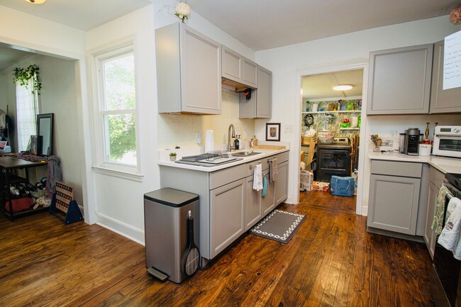 Building Photo - Adorable 3BR Rosewood Rental with Dreamy P...