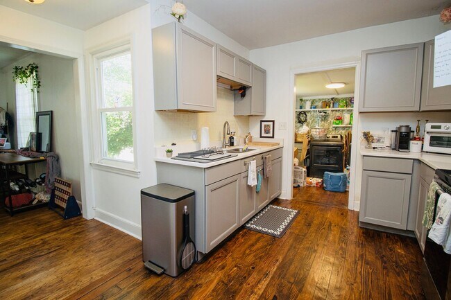 Building Photo - Adorable 3BR Rosewood Rental with Dreamy Porch & Fenced Yard!