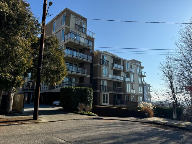 Primary Photo - Stunning 1b1b condo in Queen Anne