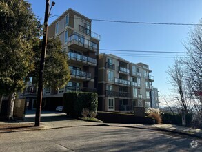 Building Photo - Stunning 1b1b condo in Queen Anne