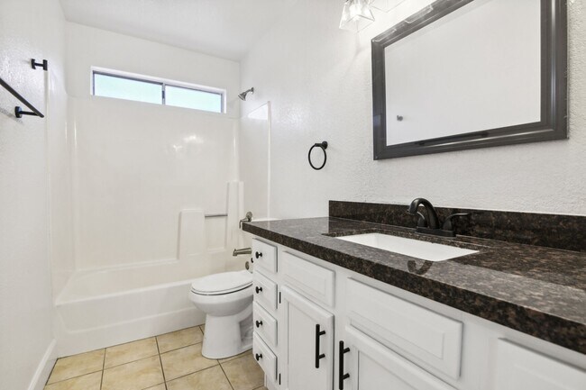Building Photo - 3 Bedroom home with large backyard!