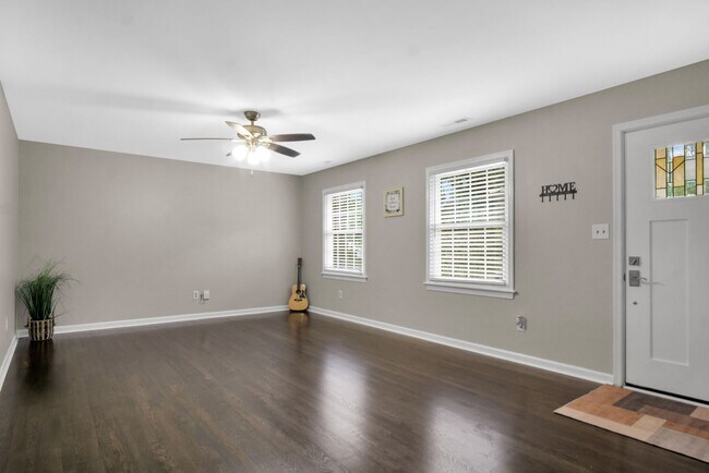 Building Photo - 117 Queen Mary Ct