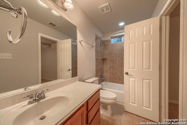 Building Photo - Situated on a desirable corner cul-de-sac lot!!