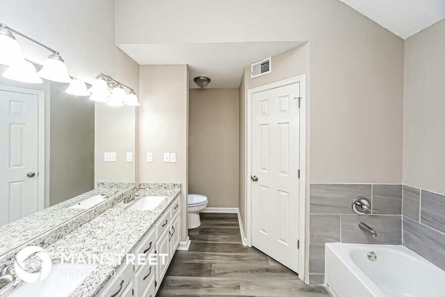 Building Photo - 6750 Lake Point Cir