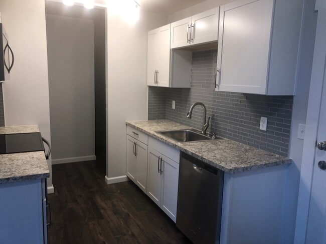 Building Photo - BEAUTIFUL TWO BEDROOM CHARMER LOCATED IN LONGVIEW