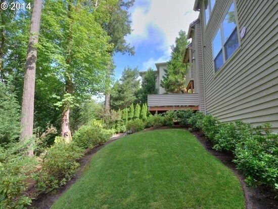 Building Photo - Entertainers dream! Spacious 4 bedroom hom...