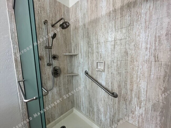 Building Photo - BEAUTIFUL 3 BEDROOM 2 BATHROOM HOUSE FOR R...