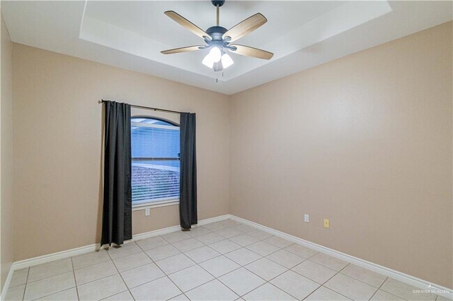 Building Photo - 824 Pine Lake Cir