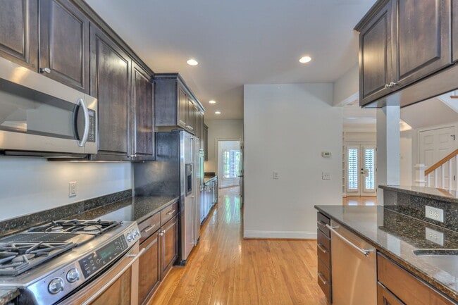 Building Photo - Perfect Brownstone in Sylvan Park near West End