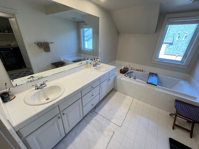 Building Photo - Incredible Forrest Park Townhome!! 2 bedroom, 2 bath, HUGE attached Garage!